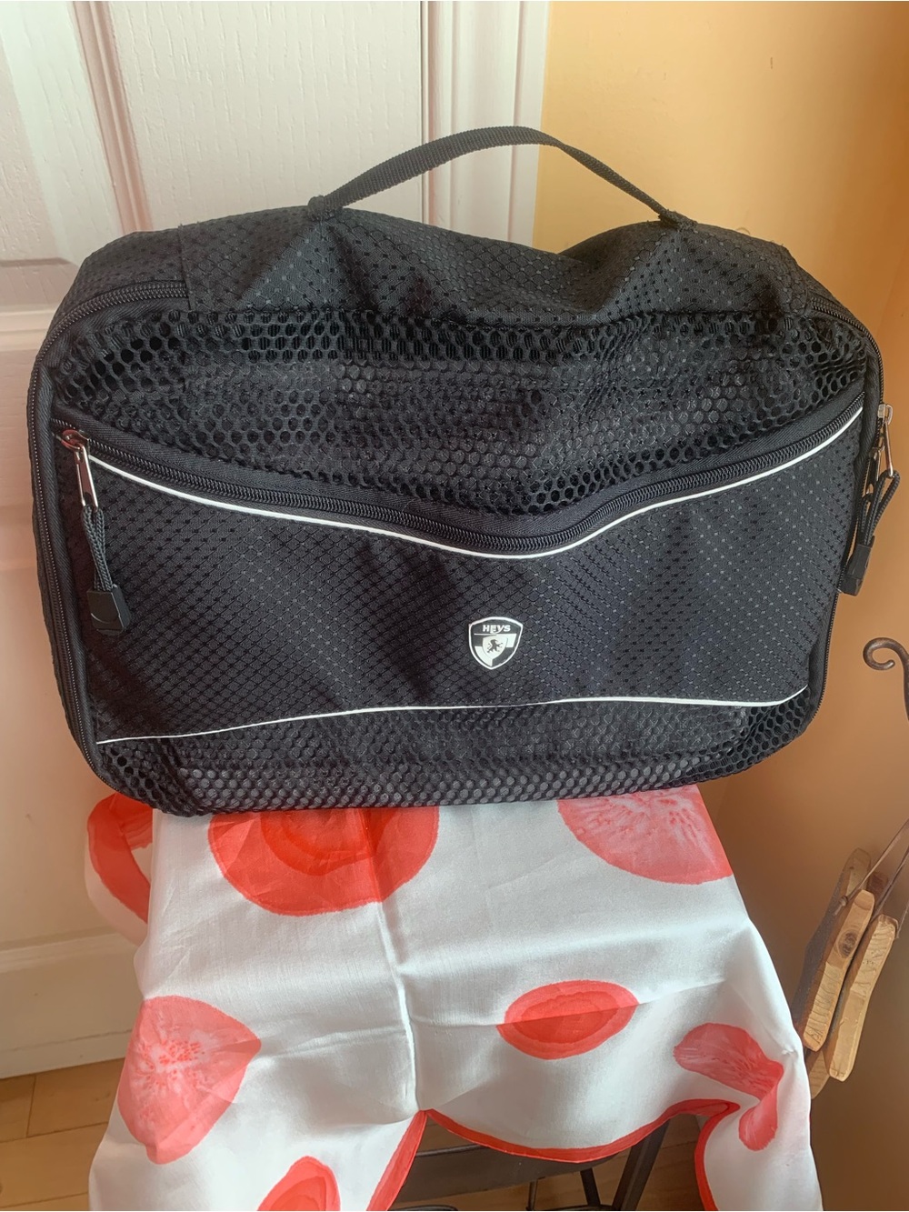 HEYS NWOT 4 packing cubes Mesh-Panel nylon